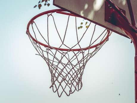 1/2 TERRAIN DE BASKET EXTÉRIEUR