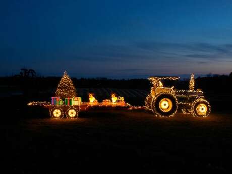 Défilé de tracteurs illuminés et feu d'artifice