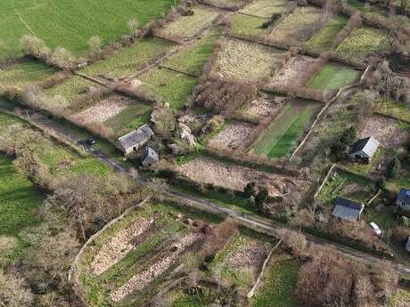 Porte ouverte d'une microferme non mécanisée