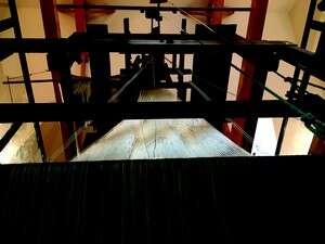 Démonstration de tissage sur le métier à tisser Jacquard