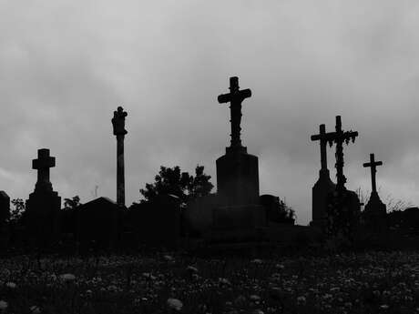 Contes nocturnes dans la chapelle et son cimetière : Histoires Tombales à Locmaria