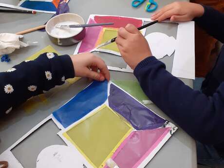 Musée de Bressuire - Atelier - Création d'un papier en vitrail
