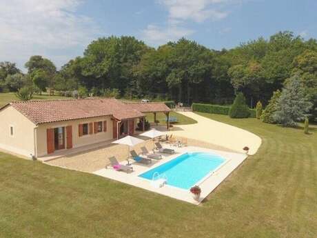 Chataigne avec sa piscine privée au nord de Sarlat