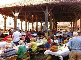 Repas gourmand sous la Halle de Belvès