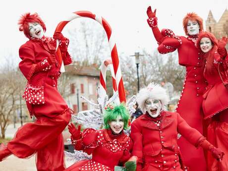 Noël à Chartres : "Drôles de jouets de Noël - les échassiers font leur casino du cirque"