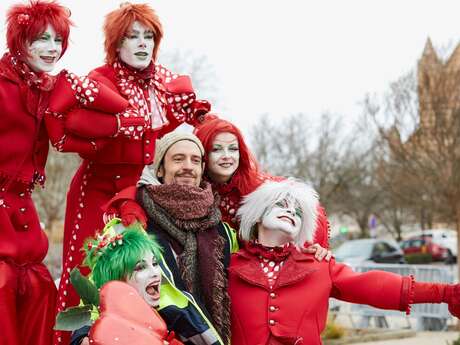 Noël à Chartres : "Les échassiers lutins rouges - la fête arty et design""