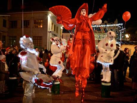 Noël à Chartres : "Parade lumineuse du cirque de Noël et d'été en rouge blanc et ballons"