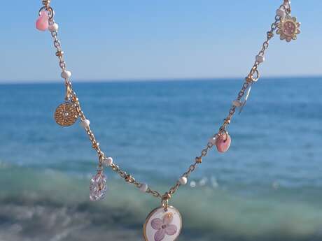 Atelier personnalisation de collier «Charms»  avec Pauline de la Bigoud’Flower.