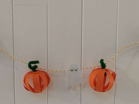 Atelier jeunesse - guirlande citrouilles et chapeaux de sorcière