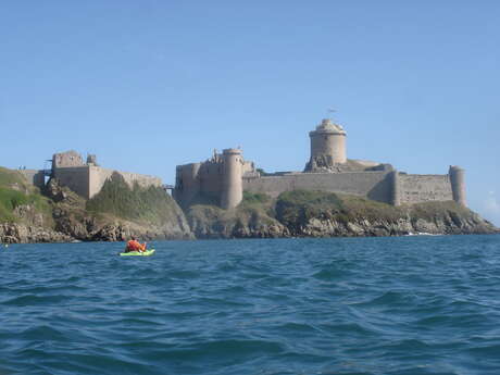 En route vers le Fort-la-Latte en kayak