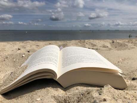 Lire les pieds dans le sable
