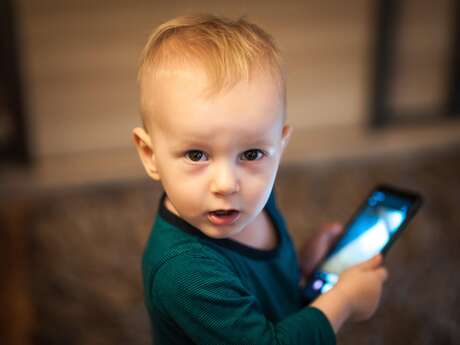 Générations numériques : Le premier smartphone de mon enfant