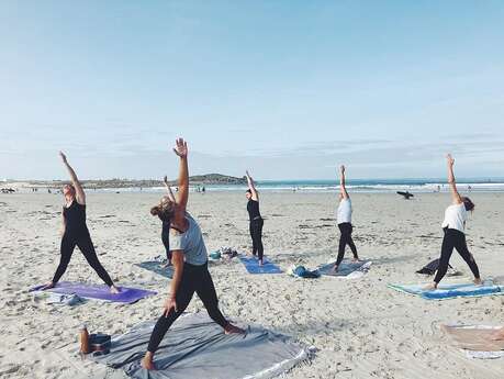 Cours de yoga sur la plage Cours de yoga sur la plage
