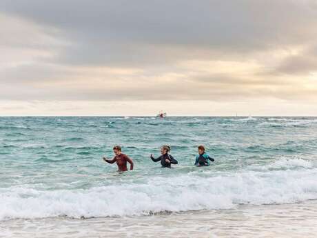 Séance de marche aquatique et yoga sur la plage