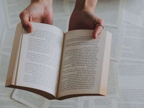 Un livre sous le bras