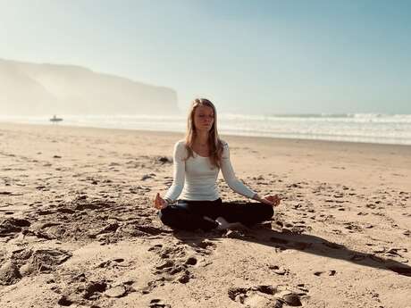 Cours de yoga sur la plage Cours de yoga sur la plage