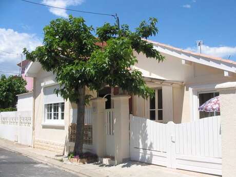 VALRAS-PLAGE, 300 M DE LA PLAGE, AGRÉABLE MAISON AVEC JARDIN ARBORÉ ET OMBRAGÉ VALRAS-PLAGE, 300 M DE LA PLAGE, AGRÉABLE MAISON AVEC JARDIN ARBORÉ ET OMBRAGÉ