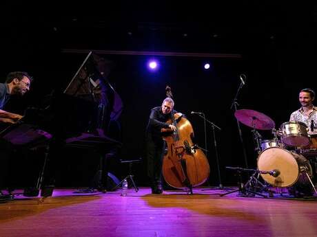 JAZZ AU CLOITRE - MANU FORSTER TRIO « TRIBUTE TO RAY BROWN