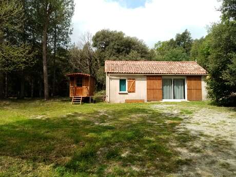 LOCATION SAINT-JULIEN – GÎTE AU PIED DU MASSIF DU CAROUX POUR 4 PERSONNES