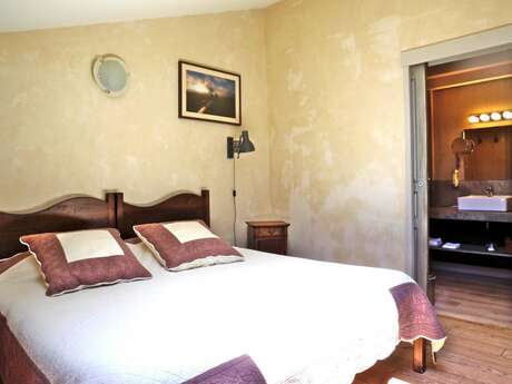 DES LITS SUR LA PLACE - TERRE DE POUZOLLES