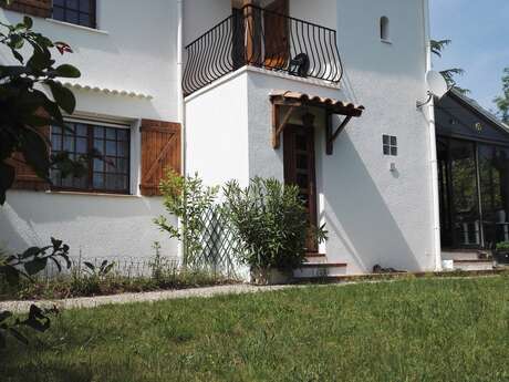 LOCATION VACANCES AVEC PISCINE À BABEAU-BOULDOUX– JARDIN PRIVATIF, PARKING PRIVÉ