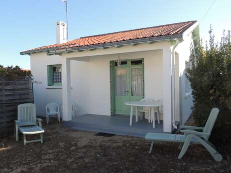 MAISON PROCHE DE L'EMBARCADÈRE DE L'ILE DE RÉ À LA TRANCHE SUR MER.