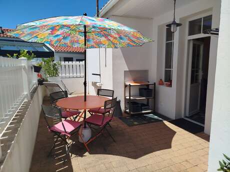 MAISON DE PAYS, 4 PERSONNES, PROCHE DES PLAGES ET DU CENTRE, BIEN ÉQUIPÉE