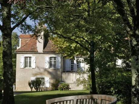 Maison 14 p. avec piscine chauffée au centre de Martel