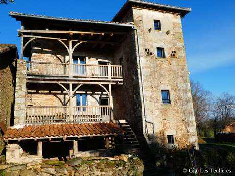 Gîte les Teulières, grande maison de caractère, typique du Ségala lotois, en pierres avec superbe vue Gîte les Teulières, grande maison de caractère, typique du Ségala lotois, en pierres avec superbe vue