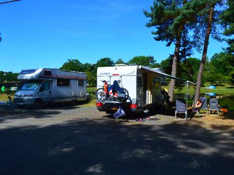 Aire de Camping-Car camping "Domaine du Lac de Feyt"