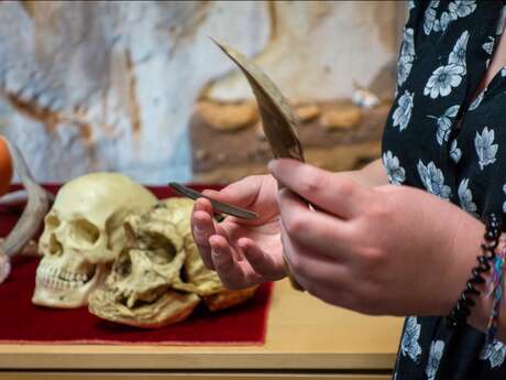 Les ateliers  enfants de la Maison du  Piage : "Atelier parure et visite du Musée"