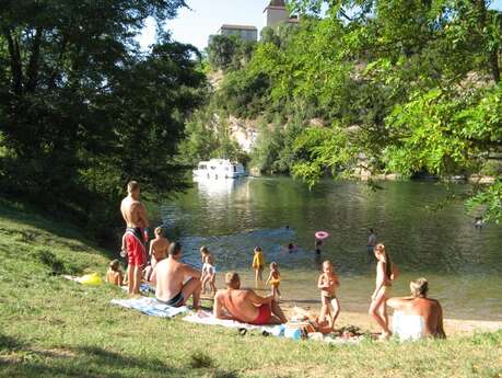 Baignade dans la rivière Lot à Douelle Baignade dans la rivière Lot à Douelle