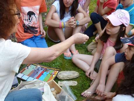 Pays d'Art et d'Histoire : Visite Ludique en Famille "Les Apprentis Géologues !" Pays d'Art et d'Histoire : Visite Ludique en Famille "Les Apprentis Géologues !"