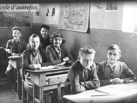 Conférence Us et coutumes du Béarn d'autrefois par Jean Touyarou, premier étage de la mairie d'Accous.