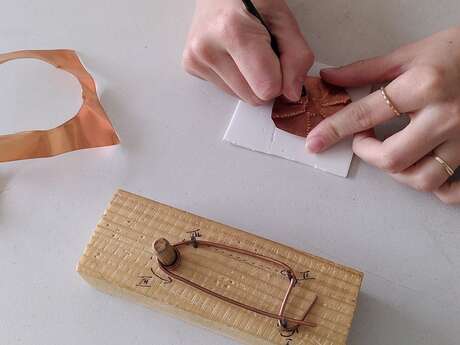 Atelier broche antique en cuivre, au musée gallo-romain