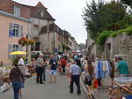 Venta de garaje con motivo de la fiesta Blonde d'Aquitaine