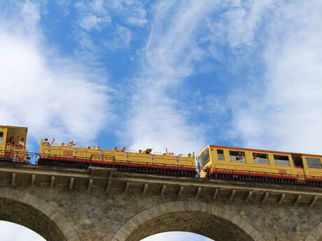 LE TRAIN JAUNE LE TRAIN JAUNE