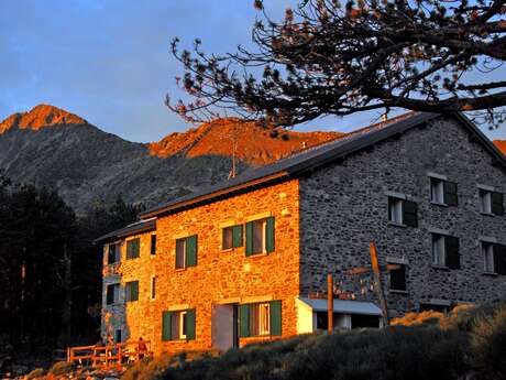 REFUGE DU CLUB ALPIN FRANÇAIS DES CORTALETS REFUGE DU CLUB ALPIN FRANÇAIS DES CORTALETS
