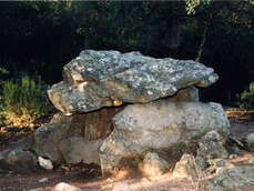 LES DOLMENS