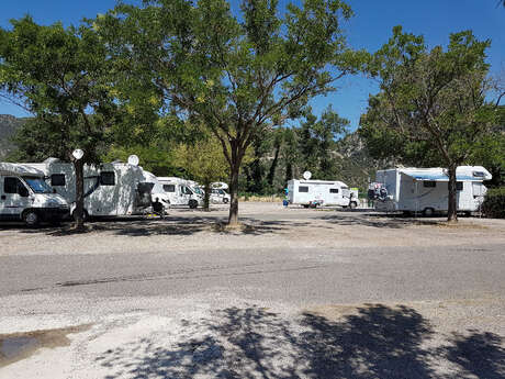 CAMPING CAR PARK VINCA LE LAC