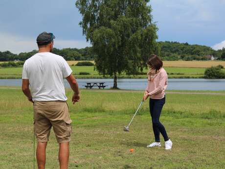 Swin golf à la base de loisirs