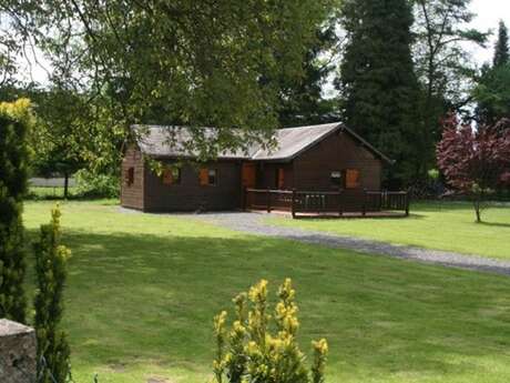 Mon Chalet en Ardennes, chalet dans le village médiéval de Hierges, proche Meuse avec Voie Verte. Accueil Motards