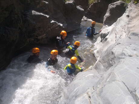 Découverte sportive du canyoning - Odile Martin Cocher - Aventure Verticale La Meije Découverte sportive du canyoning - Odile Martin Cocher - Aventure Verticale La Meije