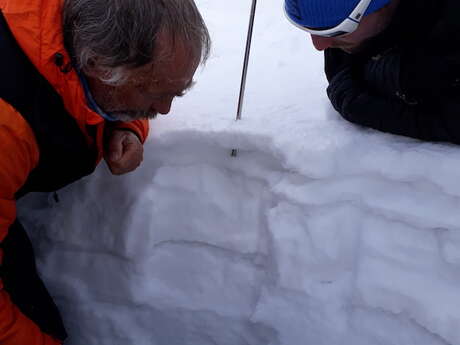 Formation « Neige et Avalanches » en raquette alpine avec Paulo Grobel Formation « Neige et Avalanches » en raquette alpine avec Paulo Grobel