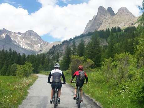 E-bike escapes : vélo et vin E-bike escapes : vélo et vin