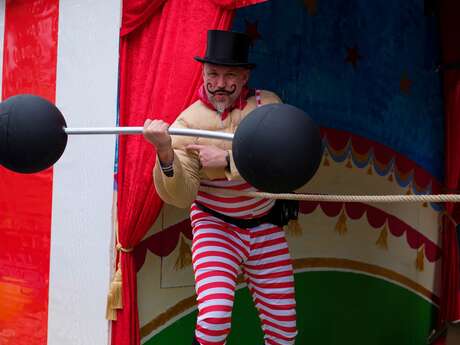 Stages de découverte de l'Art du Cirque Parents/Enfants Stages de découverte de l'Art du Cirque Parents/Enfants