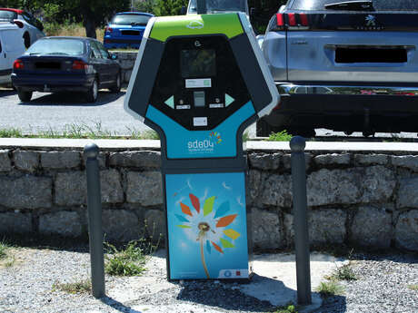 Borne de recharge pour véhicules électriques Borne de recharge pour véhicules électriques