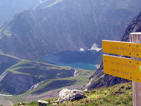 Col du Vallon du lac de la Muzelle au lac Lauvitel Col du Vallon du lac de la Muzelle au lac Lauvitel