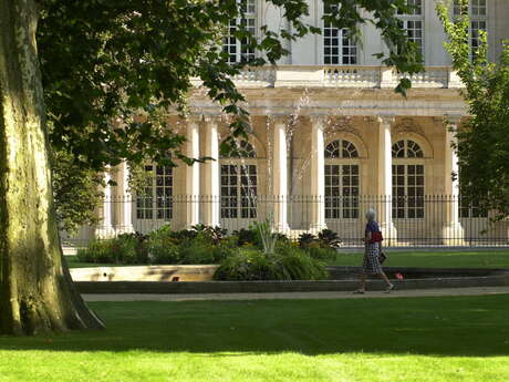 GARTEN DES REGIERUNGSPALASTES