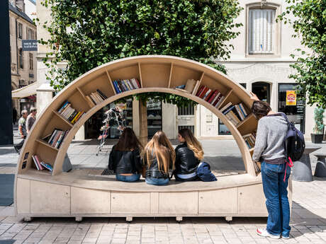 STREET ART - ARBRE A LIVRES